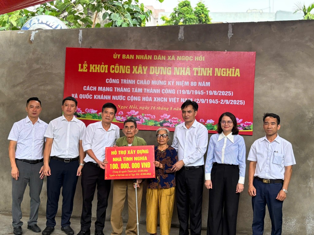 Các đồng chí lãnh đạo xã Ngọc Hồi trao tặng kinh phí hỗ trợ xây nhà tình nghĩa cho gia đình ông Nguyễn Viết Lương