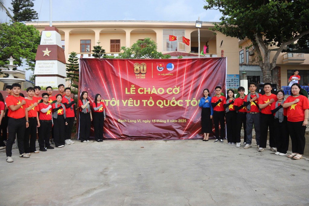 Các hội viên thanh niên thực hiện lễ chào cờ tại điểm cầu Hải Phòng