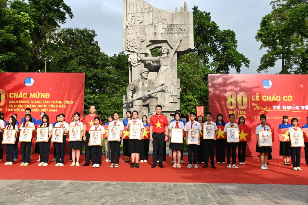 Anh Nguyễn Kim Quy - Ủy viên Ban Thường vụ T.Ư Đoàn, Phó Chủ tịch thường trực T.Ư Hội LHTN Việt Nam, và anh Nguyễn Tiến Hưng - Bí thư Thành Đoàn Hà Nội tặng cờ Tổ quốc và ảnh Bác Hồ cho đoàn viên, thiếu niên nhi đồng