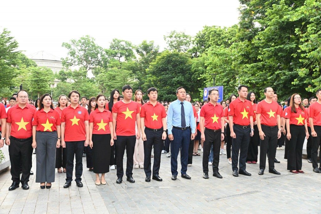 Các đồng chí lãnh đạo và hội viên, thanh niên thực hiện nghi lễ chào cờ tại điểm cầu Hà Nội