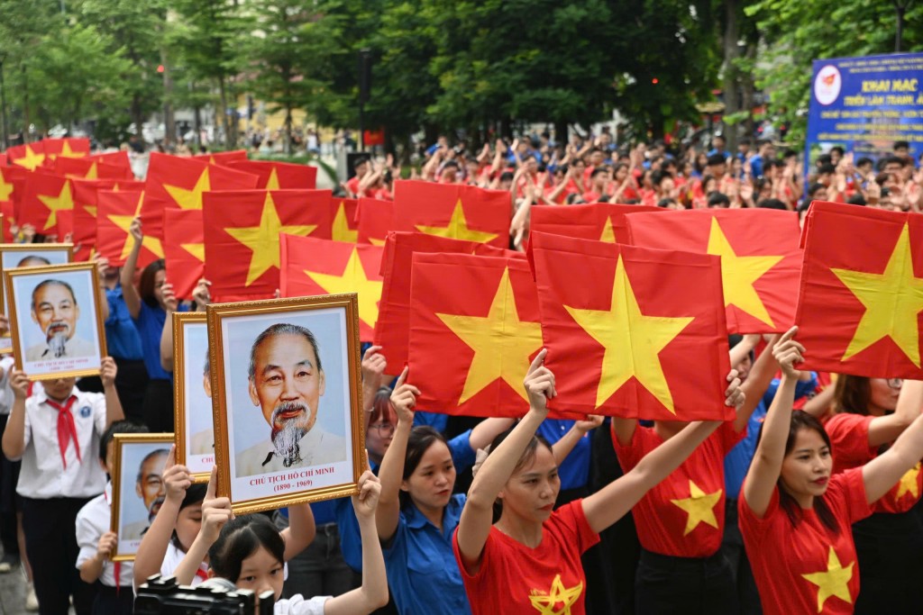 Các bạn trẻ cùng hào nhịp