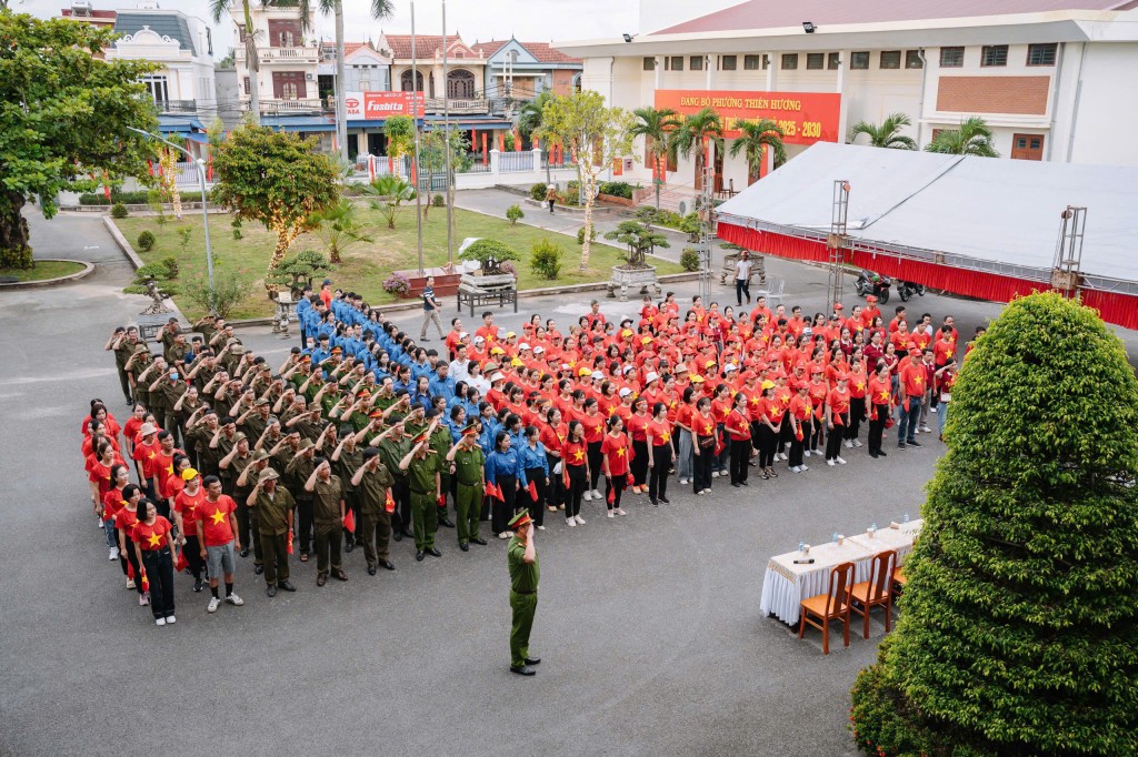 Các hội viên thanh niên thực hiện lễ chào cờ tại điểm cầu Hải Phòng