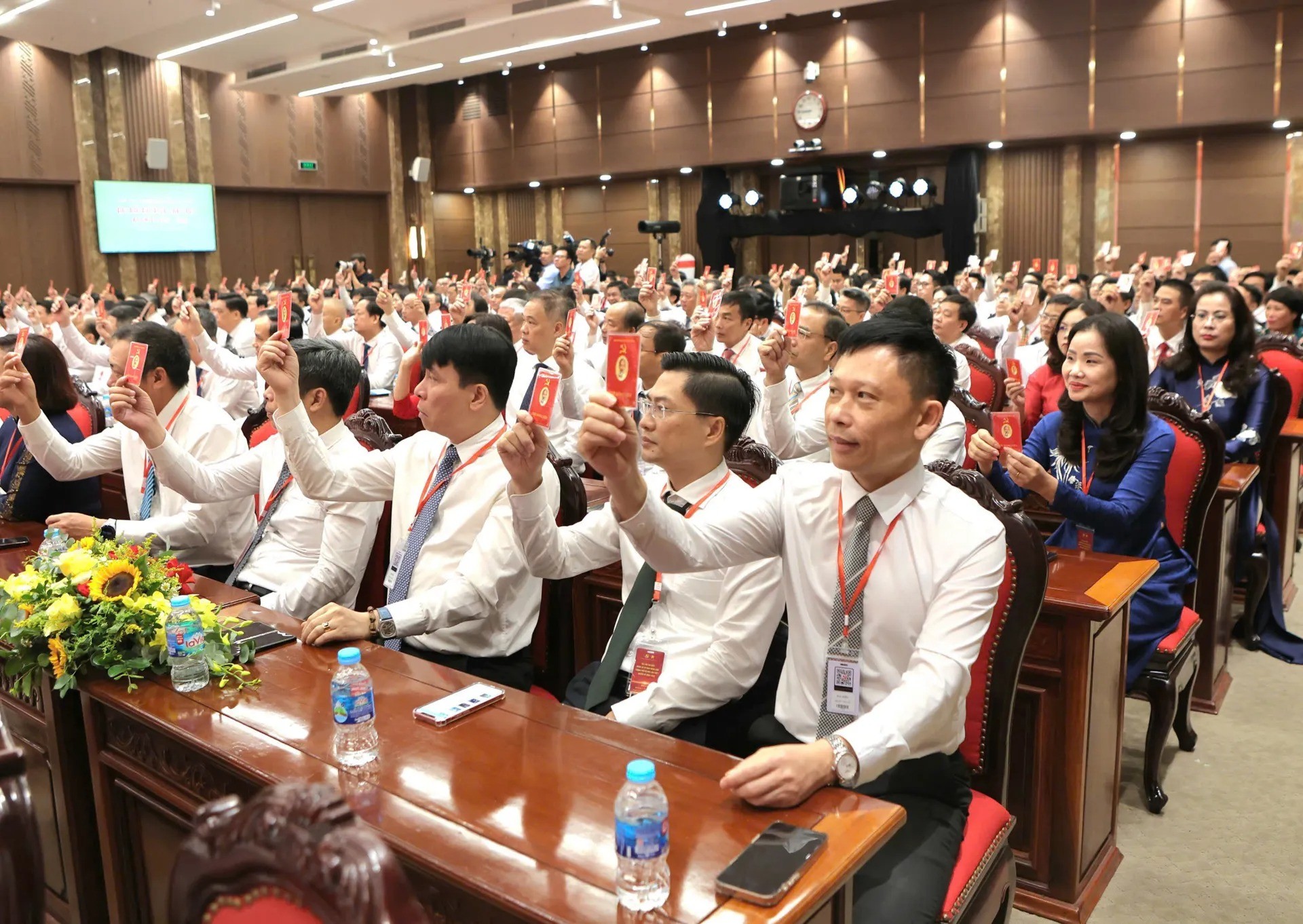 Các đại biểu biểu quyết thông qua chương trình tại Đại hội