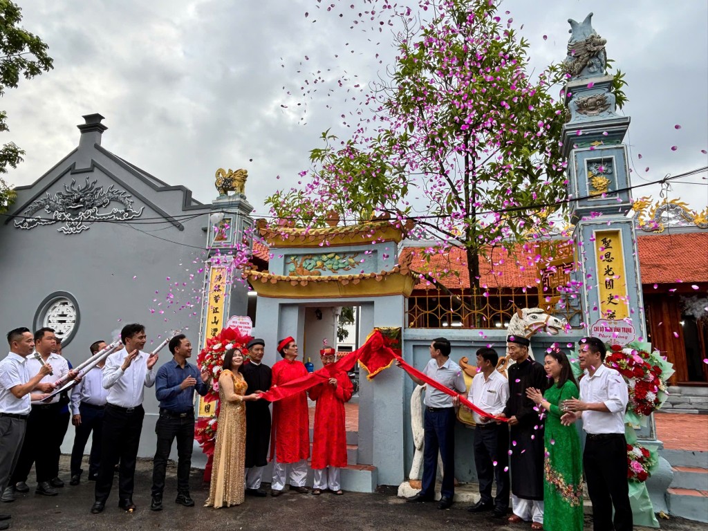 Các đại biểu thực hiện nghi lễ gắn biển công trình tu bổ, tôn tạo miếu, đình Vĩnh Trung
