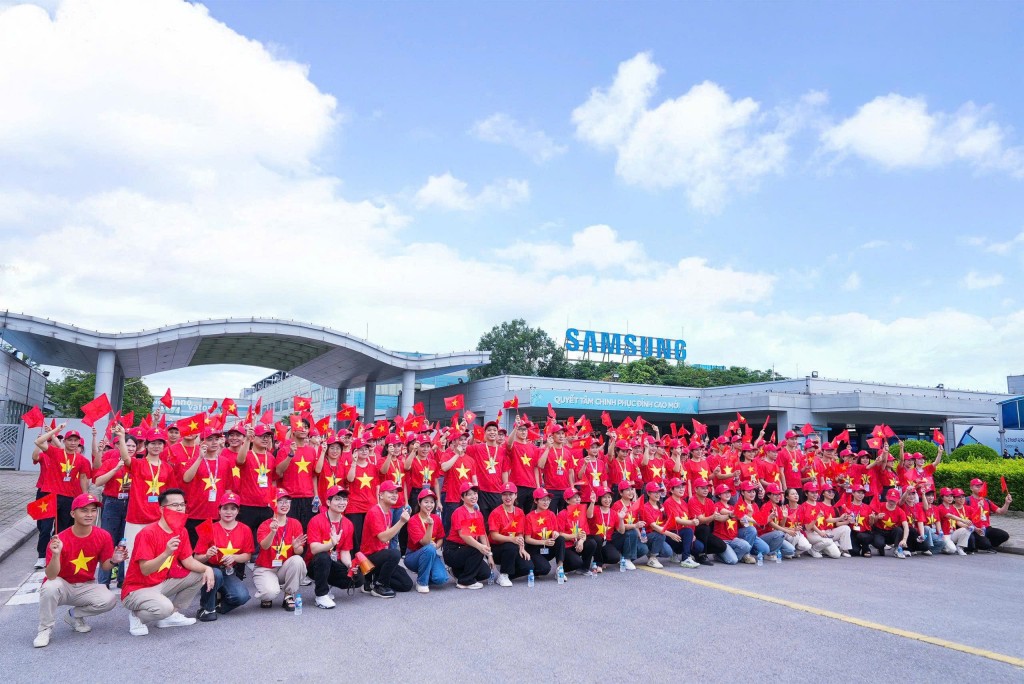Nhân viên Samsung tự hào trong áo đỏ sao vàng  “Cùng Việt Nam tiến bước”