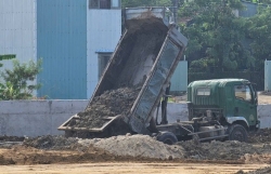 Nhà thầu "hô biến" khu dân cư thành công trường san lấp chất thải
