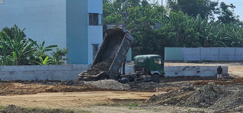 Khu dân cư tại Điện Bàn Tây trở thành bãi chứa chất thải