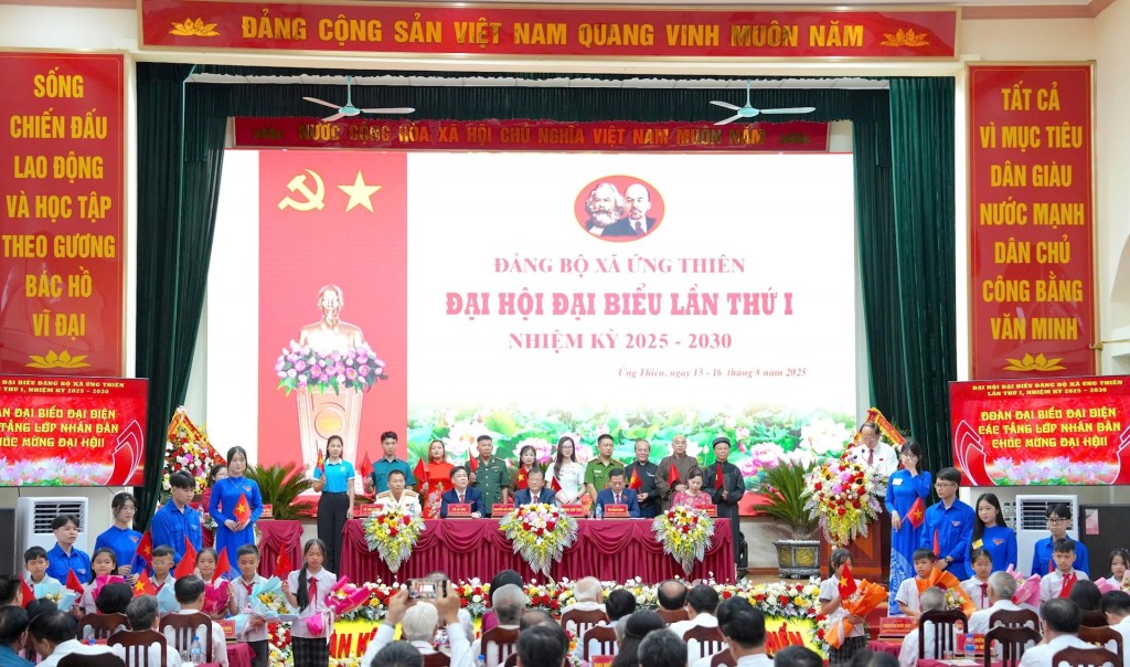 Các đoàn thể chúc mừng Đại hội (Ảnh: Sơn Tùng)