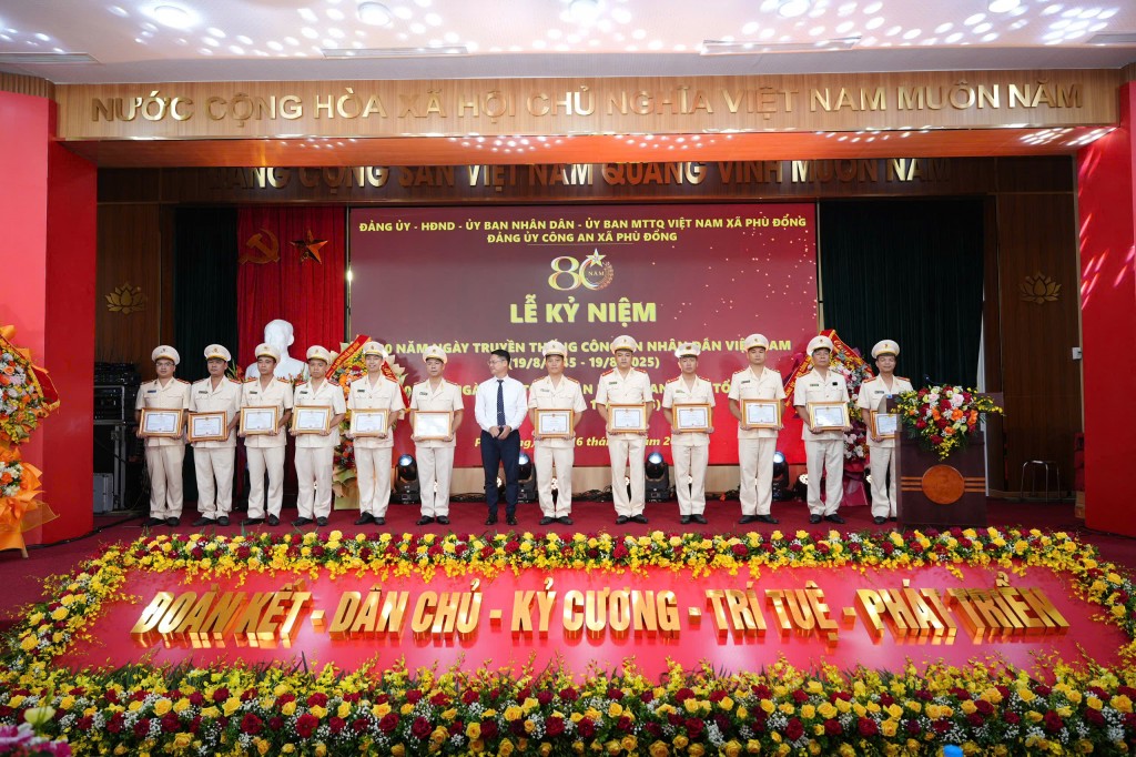 Phát huy truyền thống anh hùng, sẵn sàng làm “điểm tựa bình yên” của Nhân dân