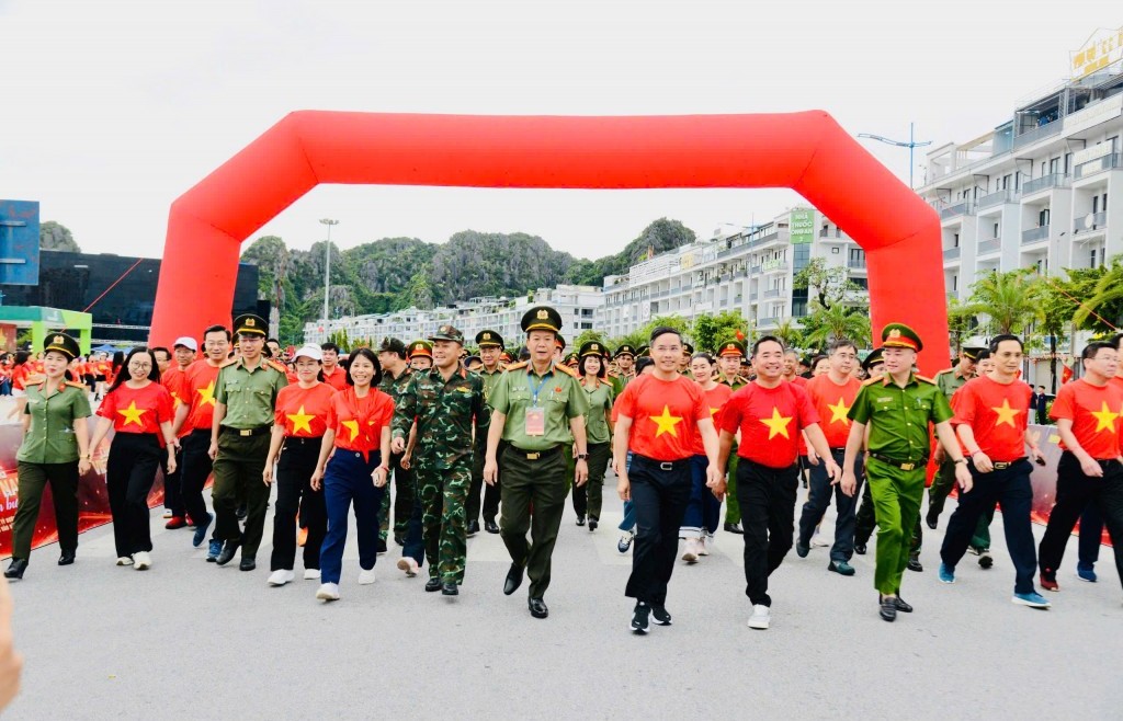 Quảng Ninh: 30.000 người cùng góp "1 tỷ bước chân tiến vào kỷ nguyên mới"