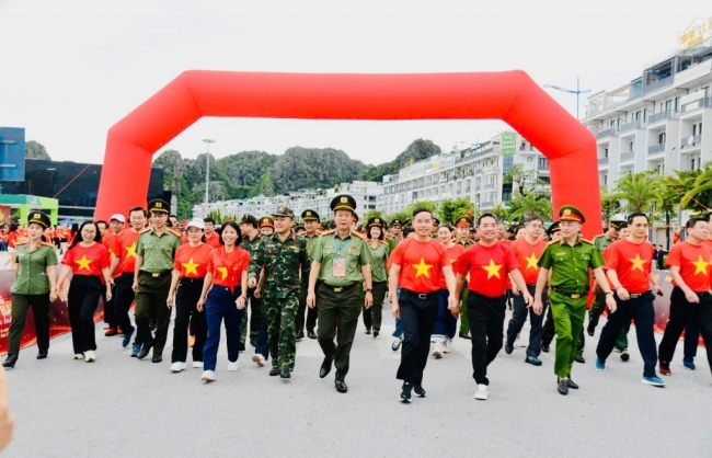 Quảng Ninh: 30.000 người cùng góp "1 tỷ bước chân tiến vào kỷ nguyên mới"