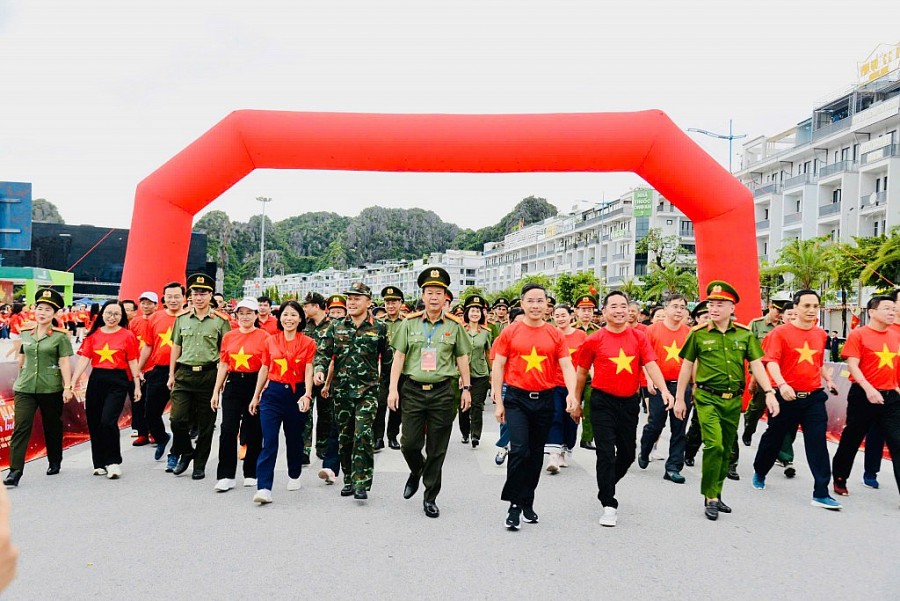 Lãnh đạo tỉnh Quảng Ninh tham gia hoạt động đi bộ “Cùng Việt Nam tiến bước – 1 tỷ bước chân tiến vào kỷ nguyên mới”.