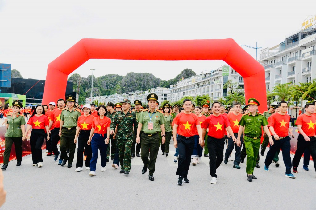 Lãnh đạo tỉnh Quảng Ninh tham gia hoạt động đi bộ “Cùng Việt Nam tiến bước – 1 tỷ bước chân tiến vào kỷ nguyên mới”.
