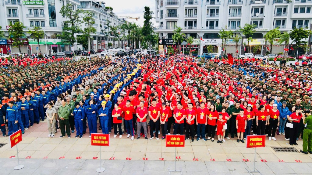 Tại khu vực trung tâm được tổ chức tại phường Hạ Long có trên 6.000 người tham gia.
