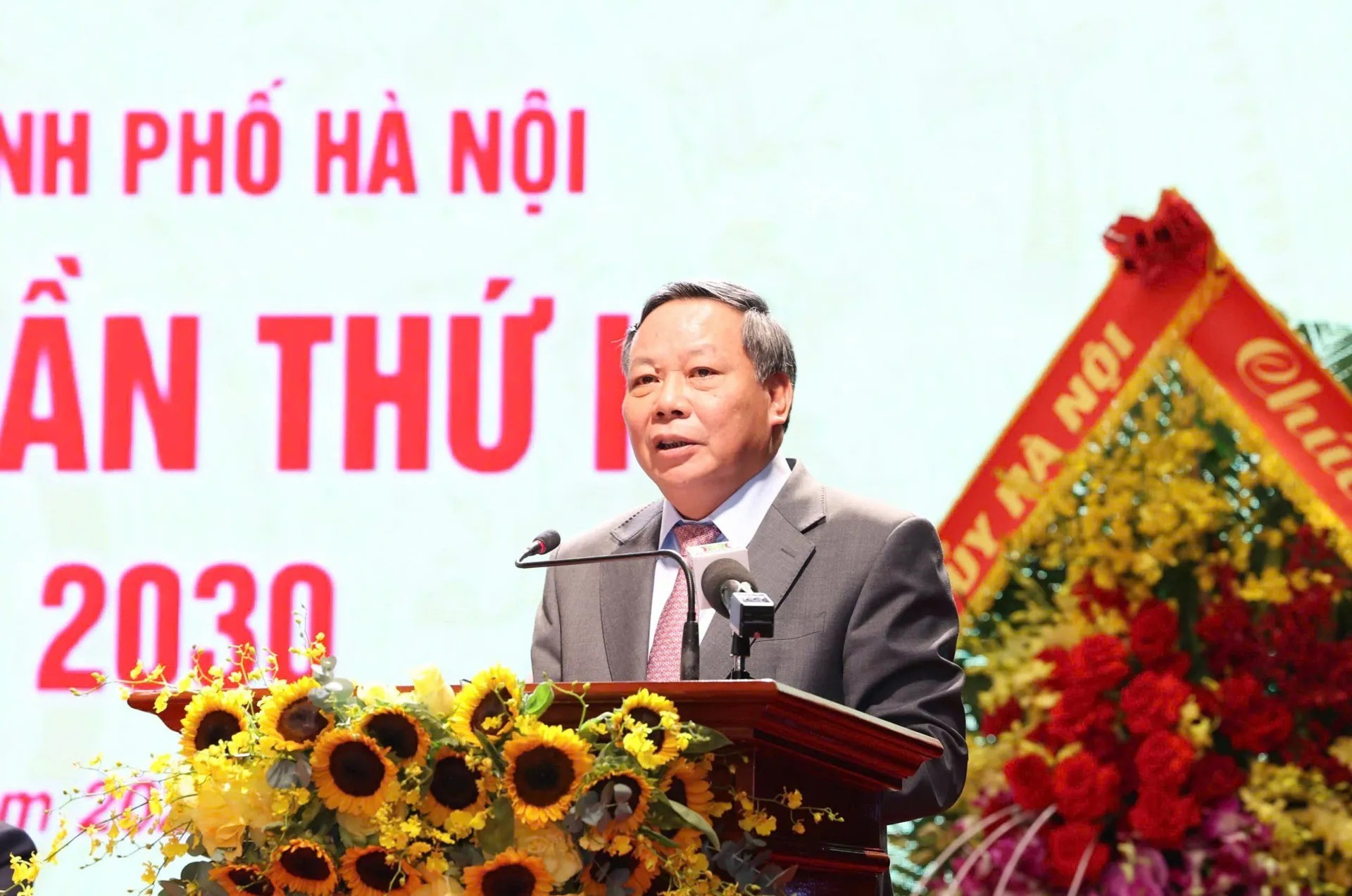 Phó Bí thư Thường trực Thành ủy Hà Nội Nguyễn Văn Phong phát biểu chỉ đạo Đại hội