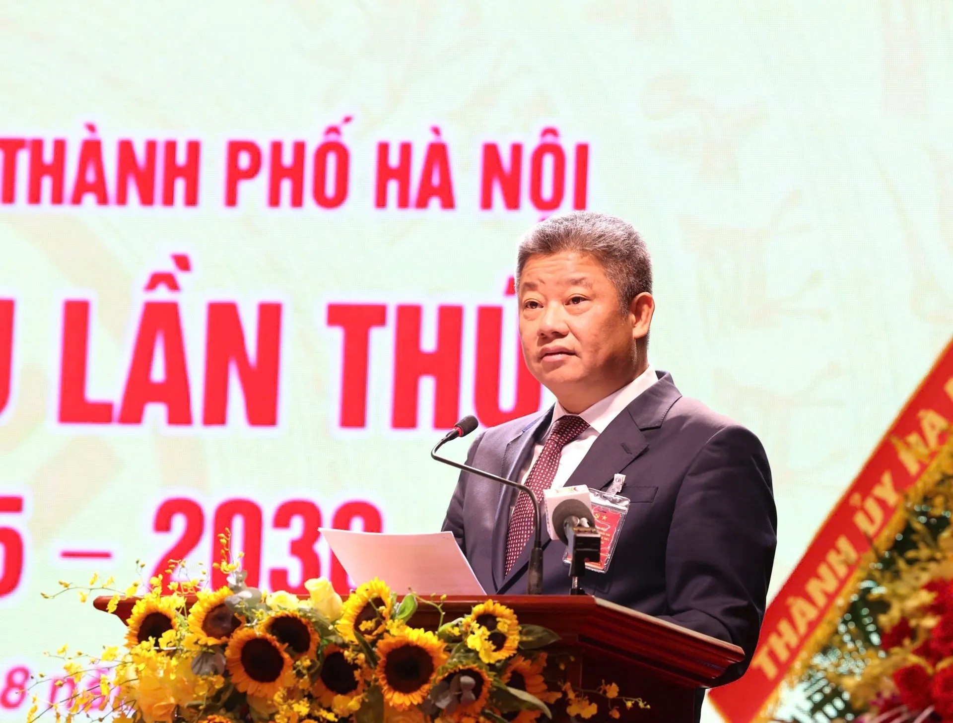 Phó Chủ tịch UBND TP Nguyễn Mạnh Quyền công bố Quyết định chỉ định tham gia Ban Chấp hành; Quyết định chỉ định đoàn đại biểu dự Đại hội Đảng bộ TP Hà Nội