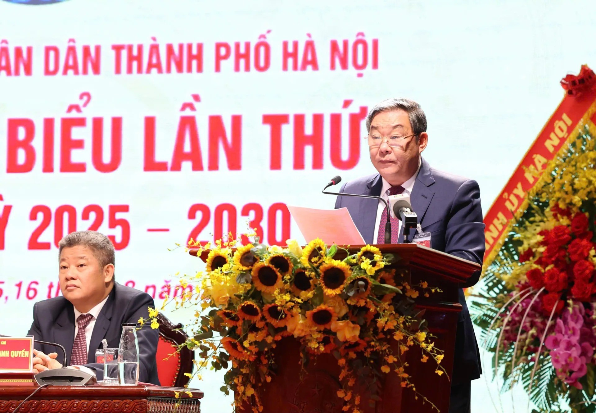 Ủy viên Ban Thường vụ Thành ủy, Phó Bí thư Thường trực Đảng ủy UBND TP, Phó Chủ tịch Thường trực UBND TP Hà Nội Lê Hồng Sơn trình bày báo cáo kiểm điểm của Ban chấp hành