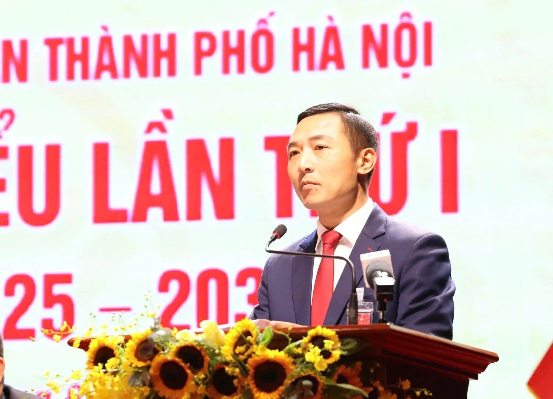 Phó Bí thư Đảng ủy UBND TP Hà Nội Doãn Trung Tuấn trình bày Báo cáo Chính trị