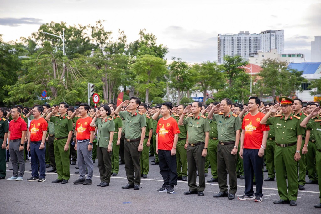 Các đại biểu tham dự chương trình thực hiện nghi lễ chào cờ