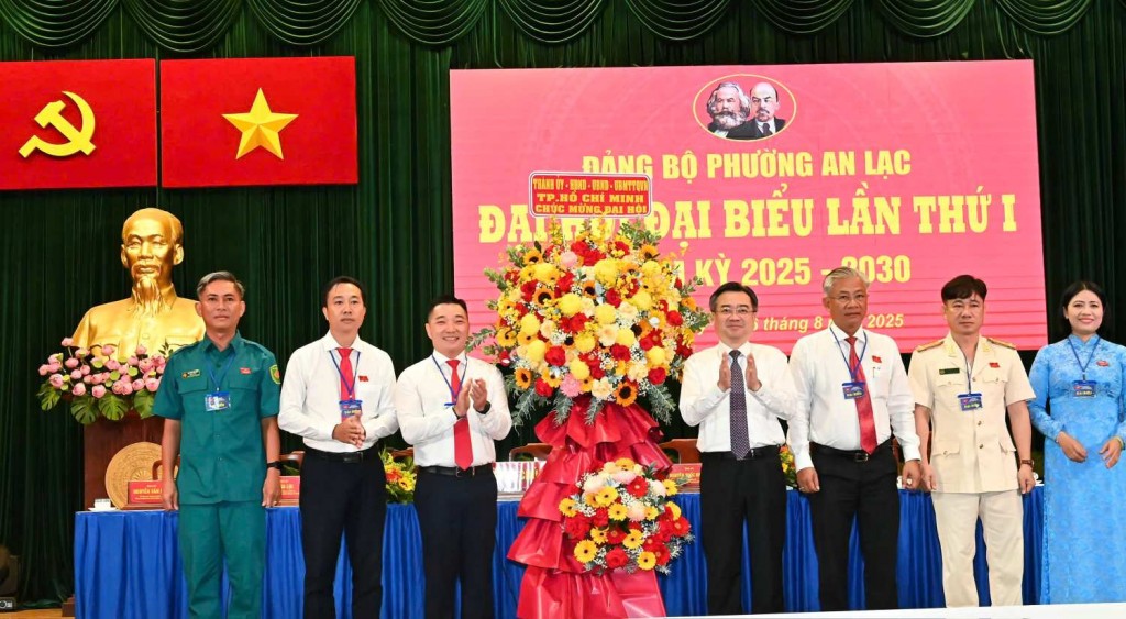 Ông Nguyễn Thanh Nghị - Phó Bí thư Thường trực Thành ủy TPHCM - tặng hoa chúc mừng đại hội.