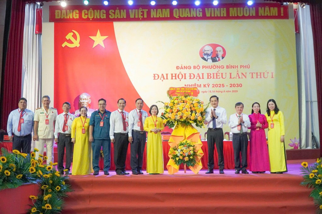 Thành ủy - HĐND - UBND - Ủy ban MTTQ TP HCM tặng hoa chúc mừng Đại hội đại biểu Đảng bộ phường Bình Phú