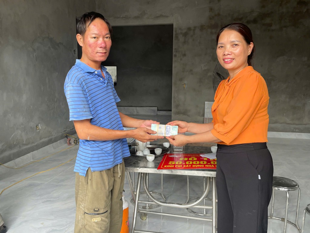 trao hỗ trợ xây dựng ngôi nhà đại đoàn kết