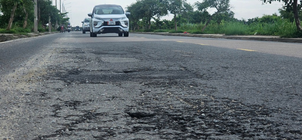 Sửa chữa tỉnh lộ 609 đang bị rạn nứt mai rùa, lún vệt bánh