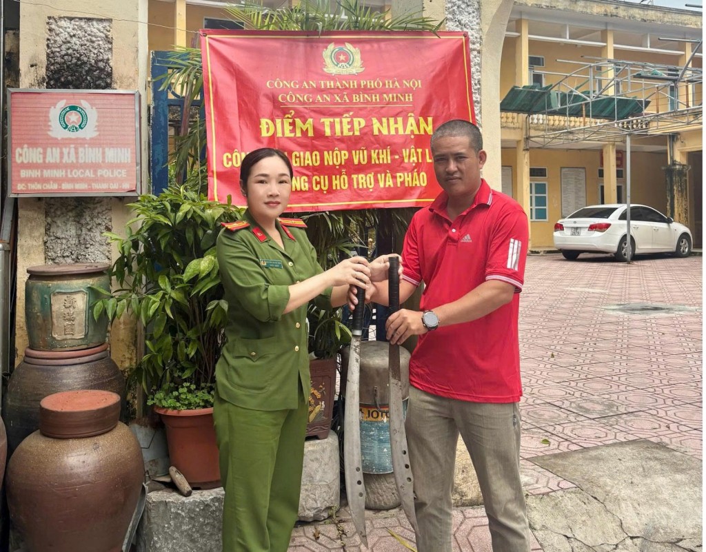 ông Nguyễn Kiêm Hưng (Minh Kha) đã tự nguyện giao nộp 02 thanh kiếm tự chế cho lực lượng công an.