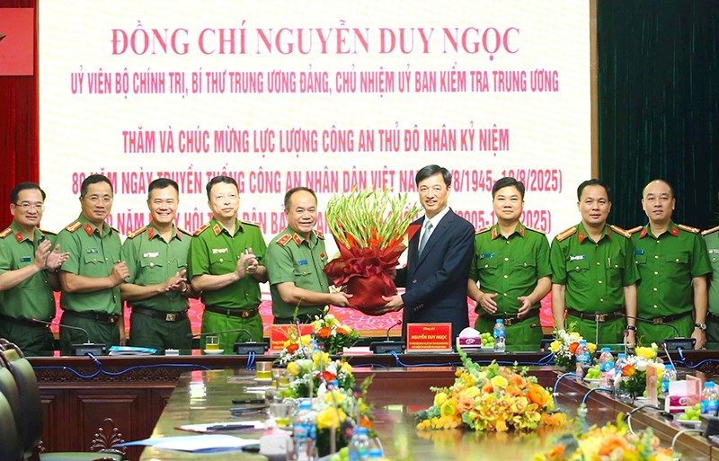 Chủ nhiệm Ủy ban Kiểm tra Trung ương Nguyễn Duy Ngọc chúc mừng Công an thành phố Hà Nội Ảnh: HNM