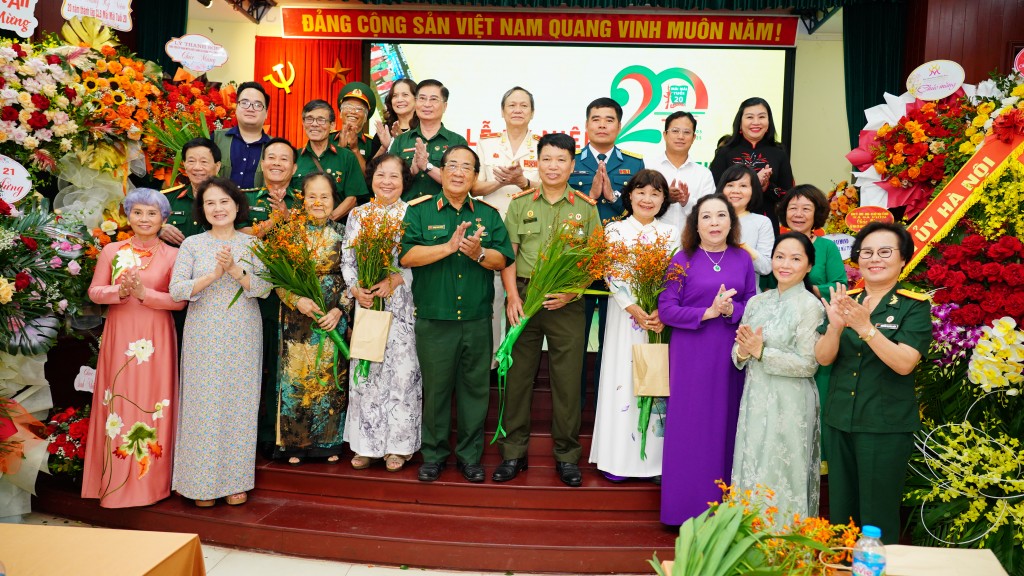 Ban Tổ chức Tri ân các thành viên sáng lập và những người đồng hành, chung tay, góp sức cùng CLB “Mãi mãi tuổi 20” trong 20 năm qua