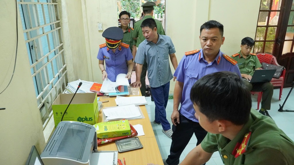 Công an khám xét nơi làm việc của Nguyễn Khương Hoàng (Ảnh: CA)