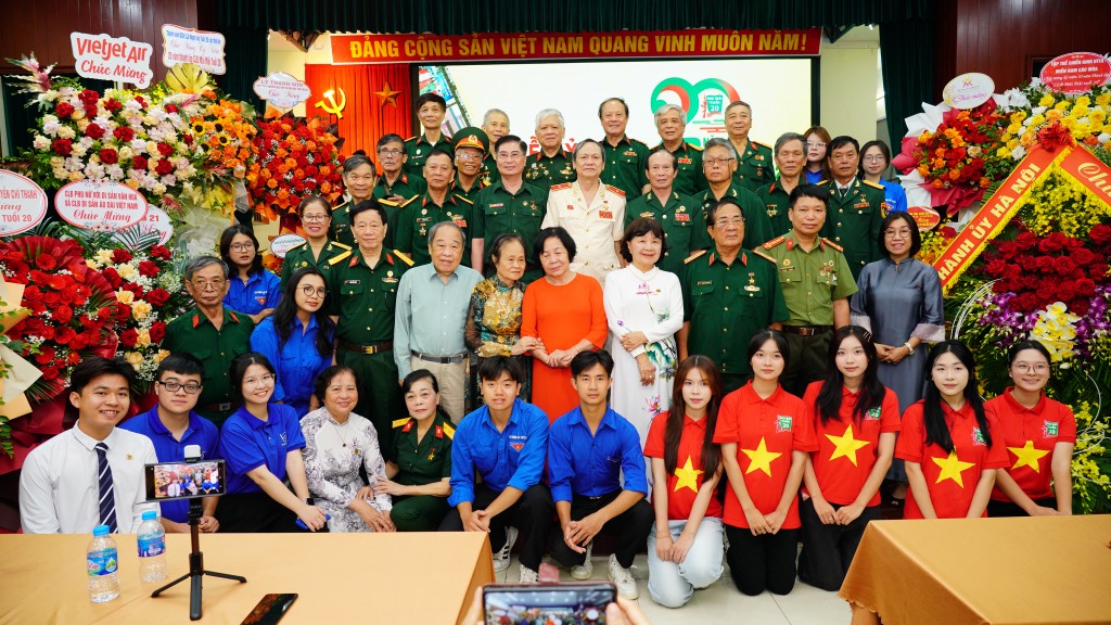 Hội đồng Quản lý và Điều hành Câu lạc bộ chụp ảnh chung với các đại biểu và các thế hệ “Mãi mãi tuổi 20”