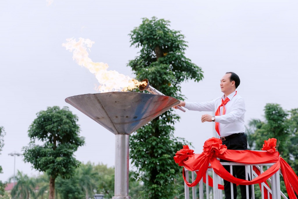 Lãnh đạo xã Đông Anh thắp sáng đài lửa, khai mạc Đại hội TDTT và Hội trại Thanh, thiếu nhi hè 2025