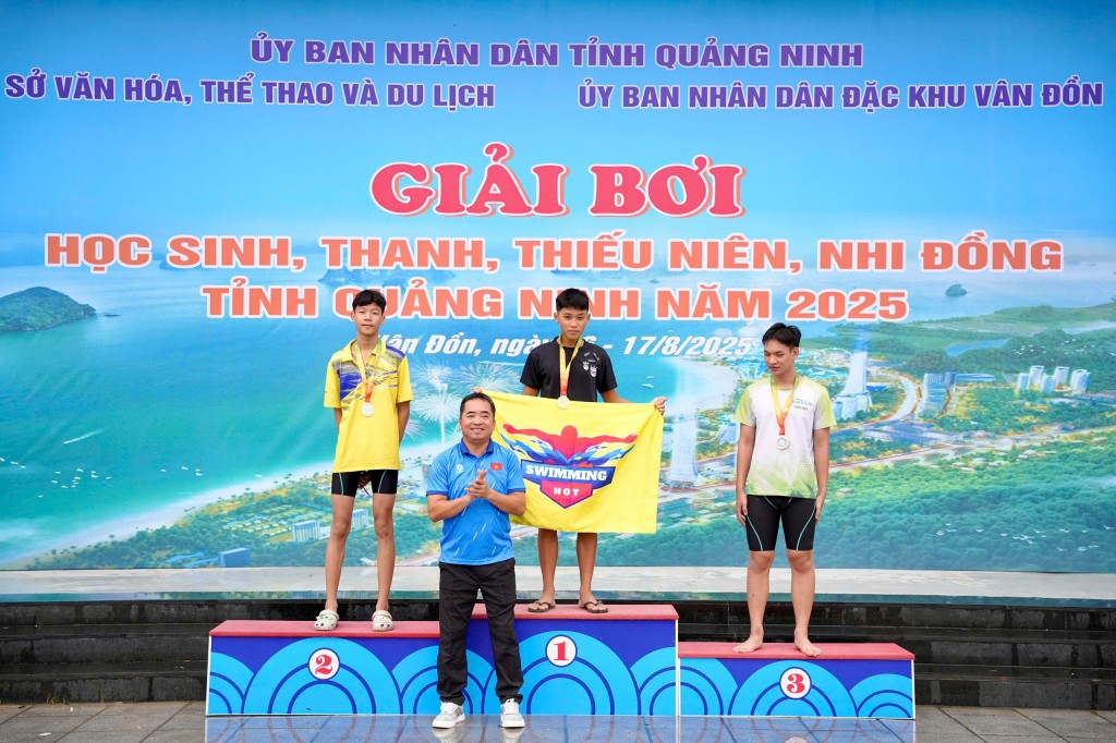 Ông Nguyễn Thanh Tùng, Phó Giám đốc Sở Văn hóa, Thể thao và Du lịch trao giải cho các VĐV đạt thành tích trong Giải đấu