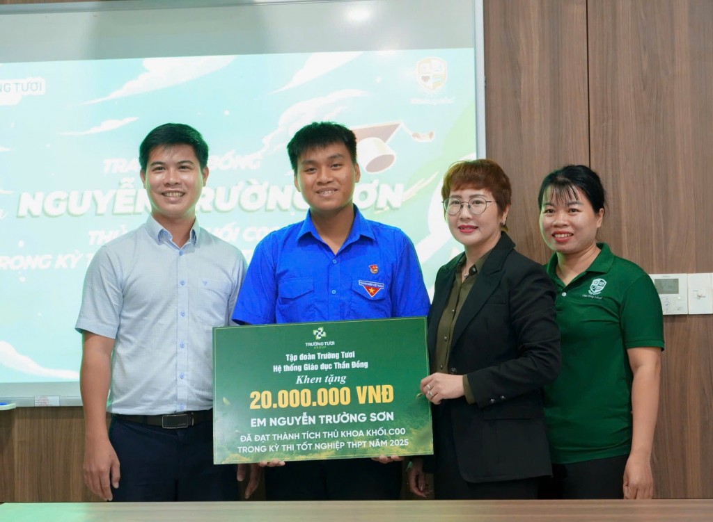 Tập đoàn Trường Tươi trao học bổng cho thủ khoa khối C00
