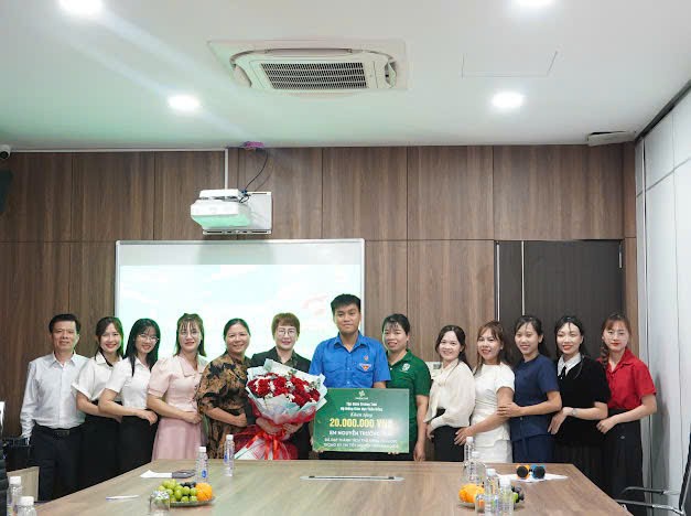 Tập đoàn Trường Tươi trao học bổng cho thủ khoa khối C00