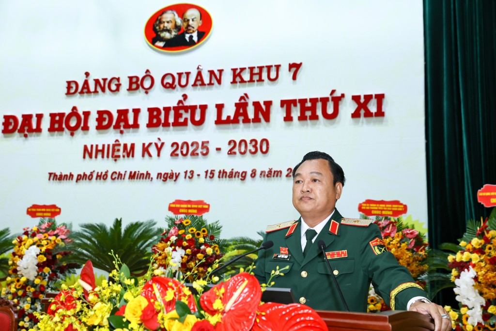 Thiếu tướng Trần Vinh Ngọc, Bí thư Đảng ủy, Chính ủy Quân khu 7 phát biểu bế mạc Đại hội. Ảnh: Lê Trầ