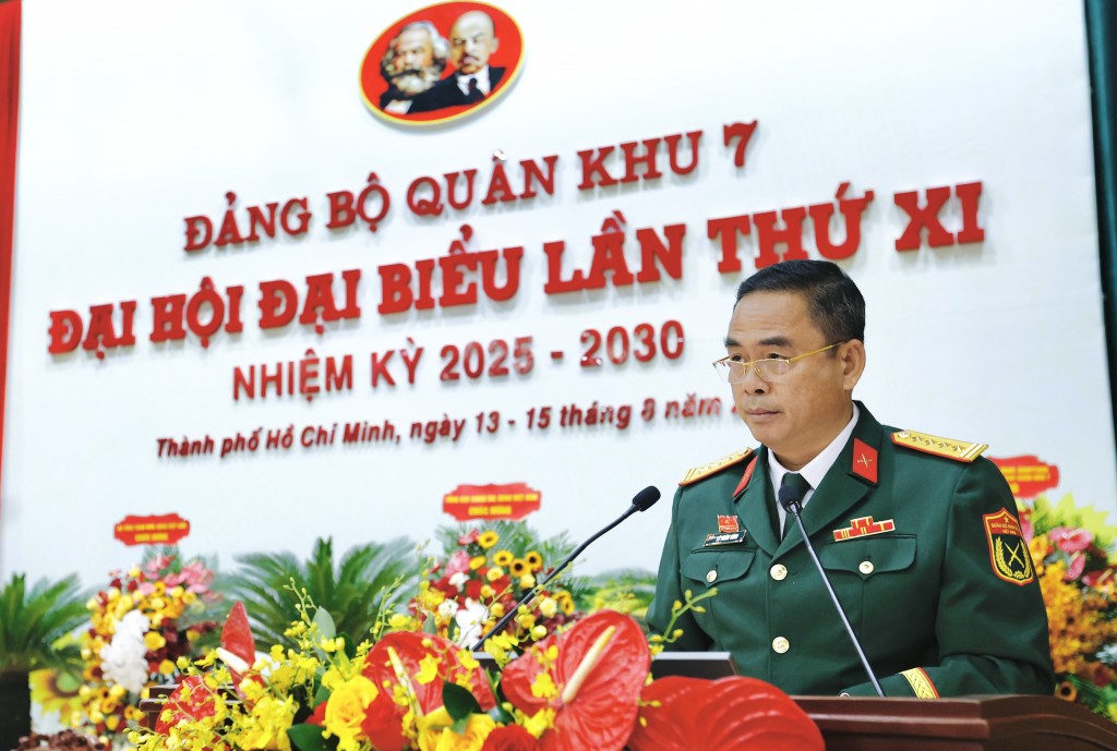 Đại tá Lê Xuân Bình, Ủy viên Ban Thường vụ Đảng ủy, Phó Tư lệnh, Tham mưu trưởng Quân khu điều hành phần thảo luận. Ảnh: Duy Tình.