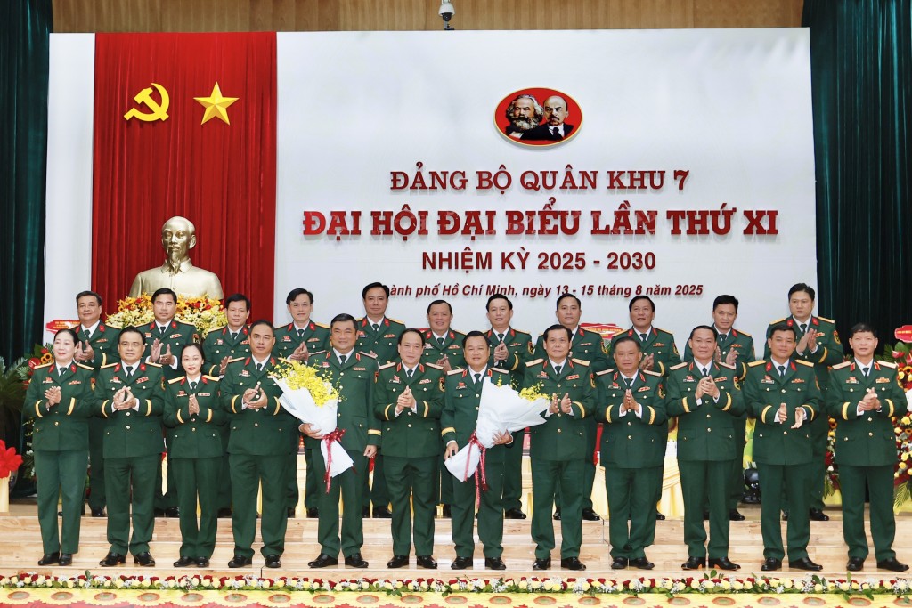 Thiếu tướng Ngô Quang Tuấn, Ủy viên Chuyên trách Ủy ban Kiểm tra Quân ủy Trung ương tặng hoa chúc mừng Ban Chấp hành Đảng bộ Quân khu 7, nhiệm kỳ 2025 – 2030 và đoàn đại biểu đi dự Đại hội Đảng bộ Quân đội lần thứ XII.