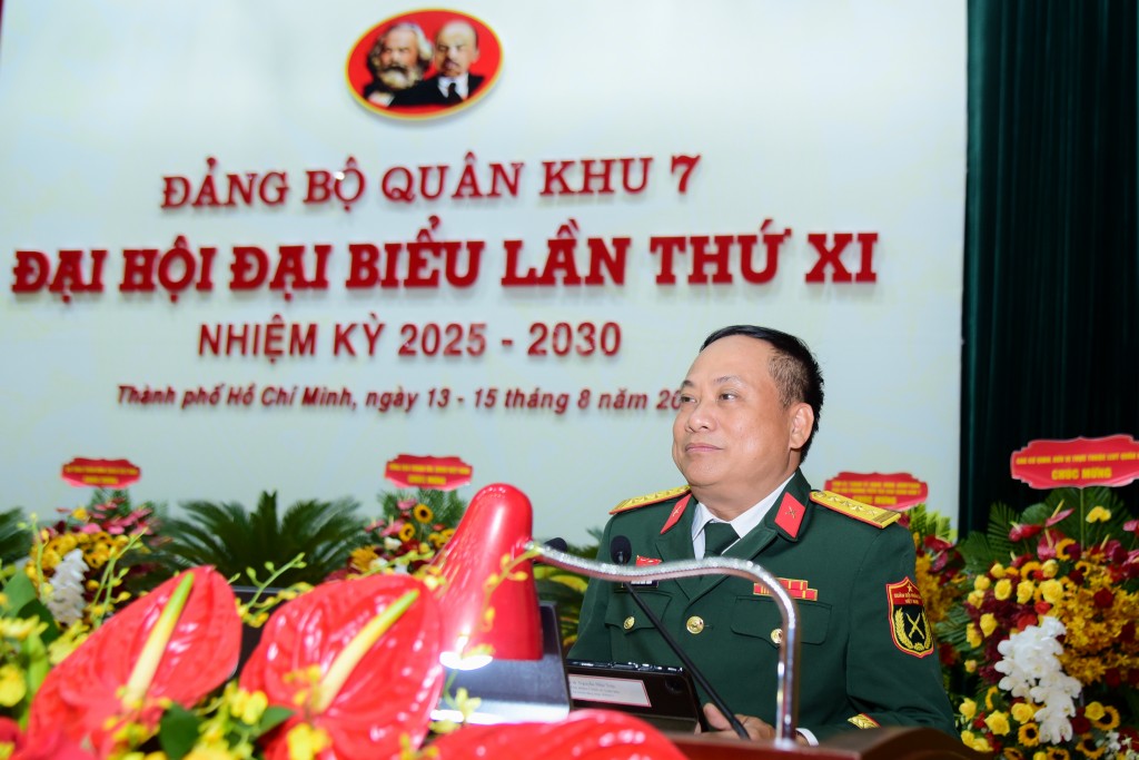 Đại tá Nguyễn Như Trúc, Phó Chủ nhiệm Chính trị Quân khu phát biểu tham luận. Ảnh: Tuấn Anh.