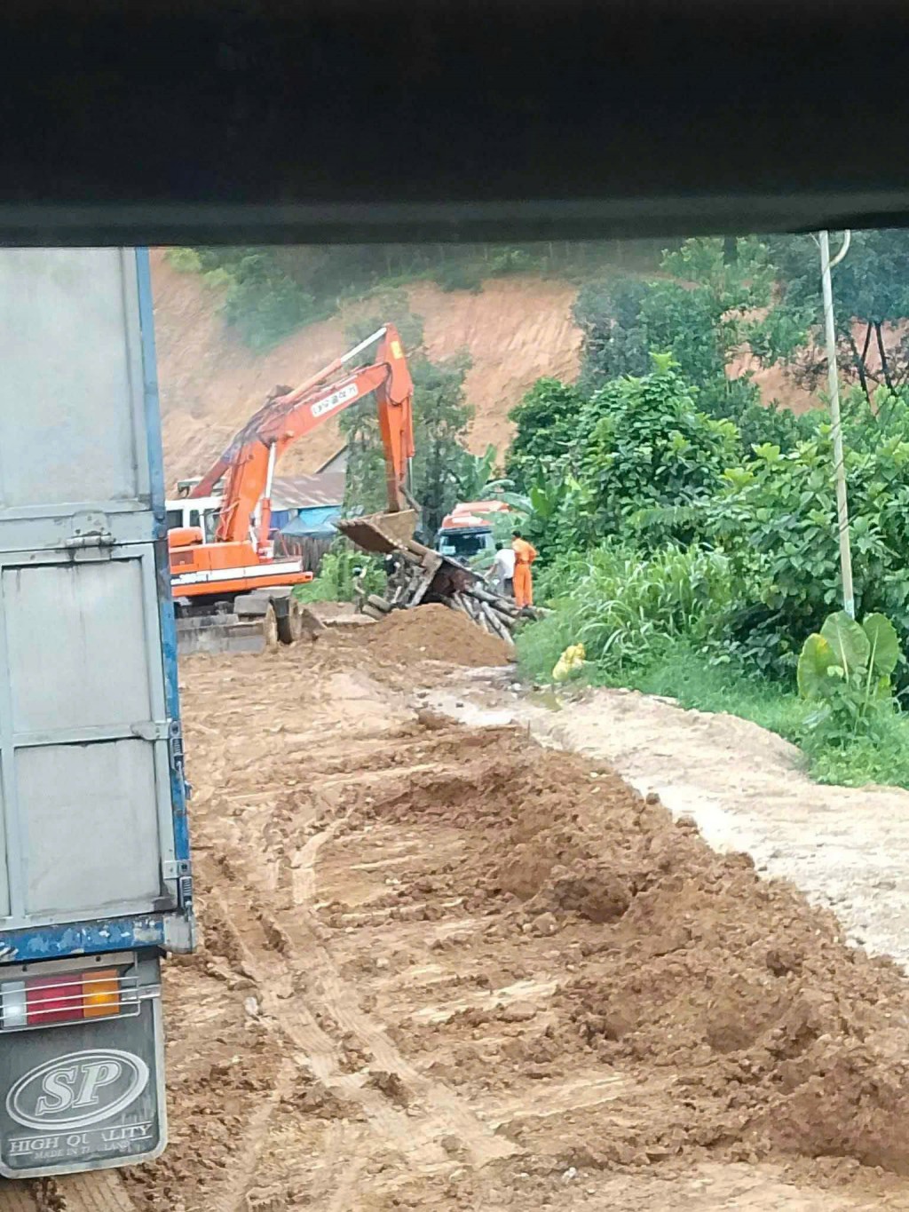 Quốc lộ 40B đầy sình lầy, người dân chỉ biết lắc đầu ngao ngán