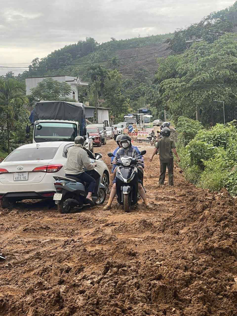 Quốc lộ 40B đầy sình lầy, người dân chỉ biết lắc đầu ngao ngán