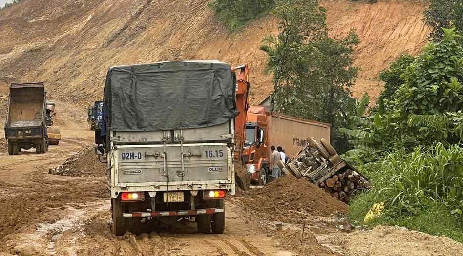 Quốc lộ 40B đầy sình lầy, người dân chỉ biết lắc đầu ngao ngán