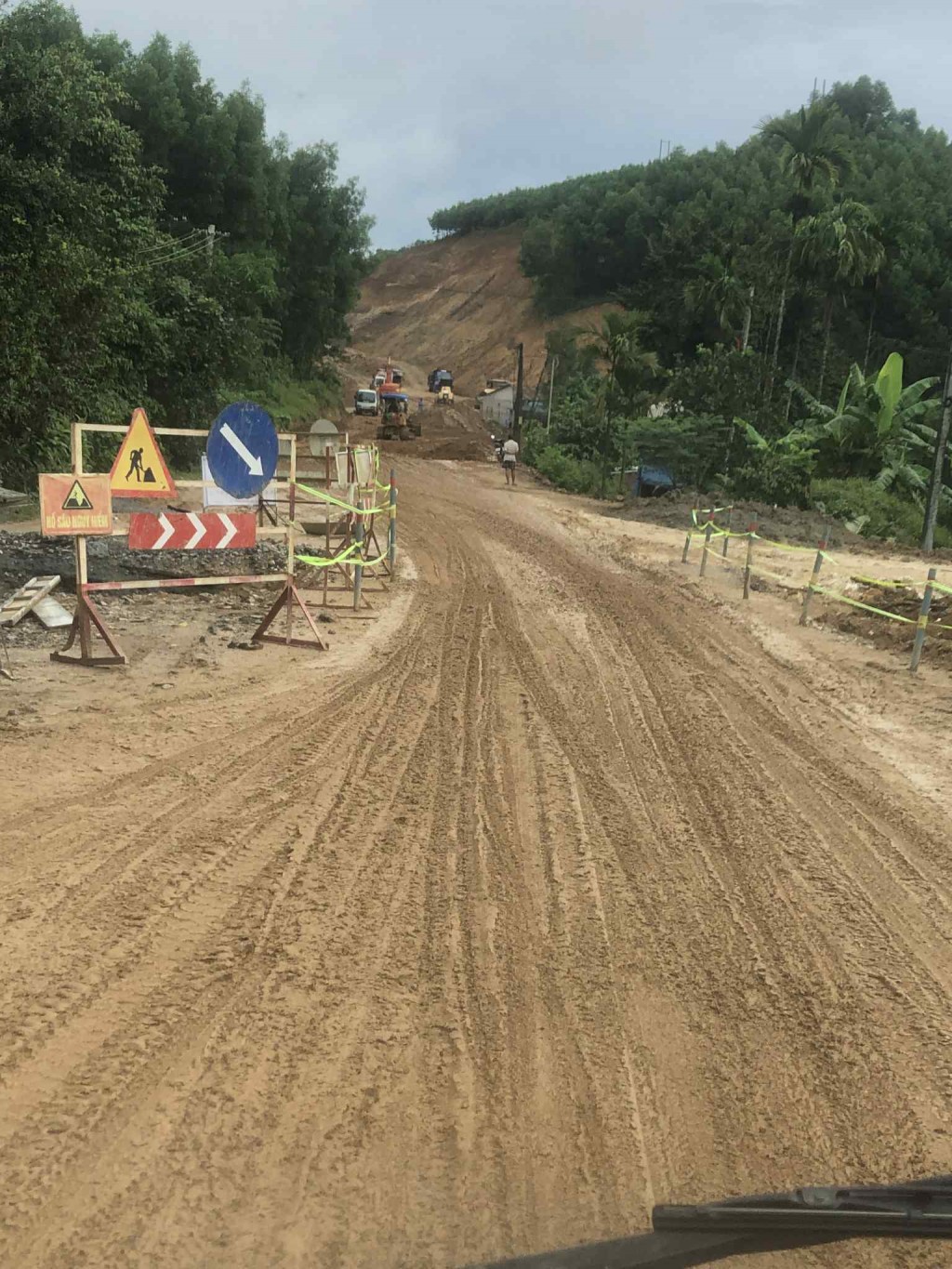 Quốc lộ 40B đầy sình lầy, người dân chỉ biết lắc đầu ngao ngán