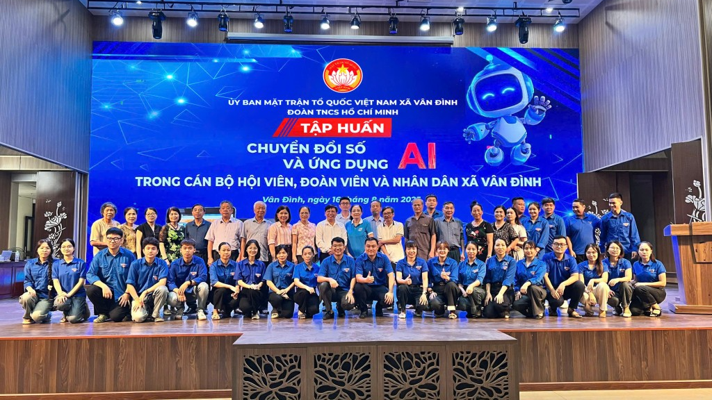 Đại biểu và các bạn trẻ chụp ảnh lưu niệm tại chương trình 