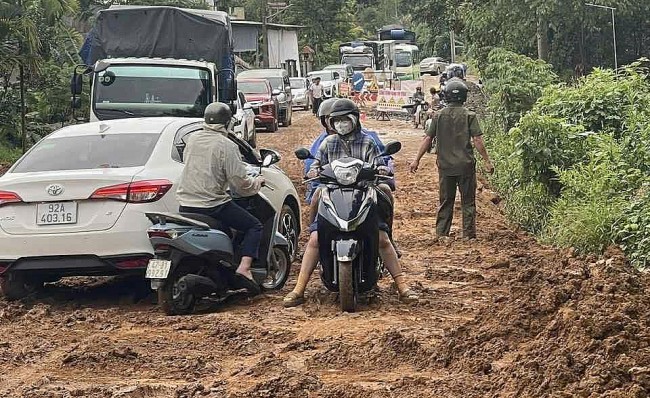 Quốc lộ 40B đầy sình lầy, người dân chỉ biết lắc đầu ngao ngán