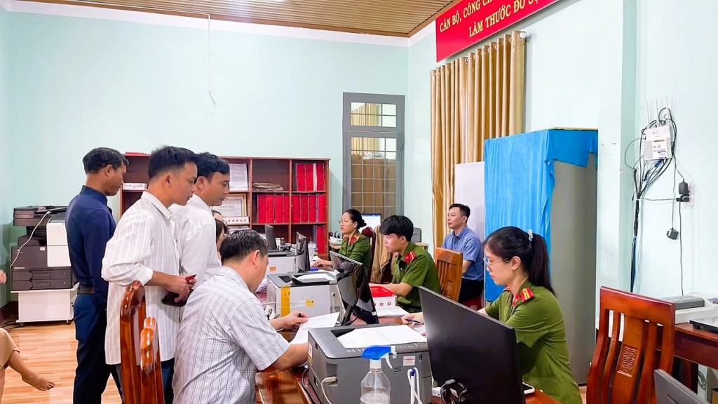 Công an xã Ea Tul hỗ trợ việc triển khai cao điểm thực hiện cấp đổi thẻ đảng viên trên nền tảng Cơ sở dữ liệu quốc gia về dân cư với tinh thần và quyết tâm cao nhất (Ảnh: Đảng ủy xã Ea Tul)