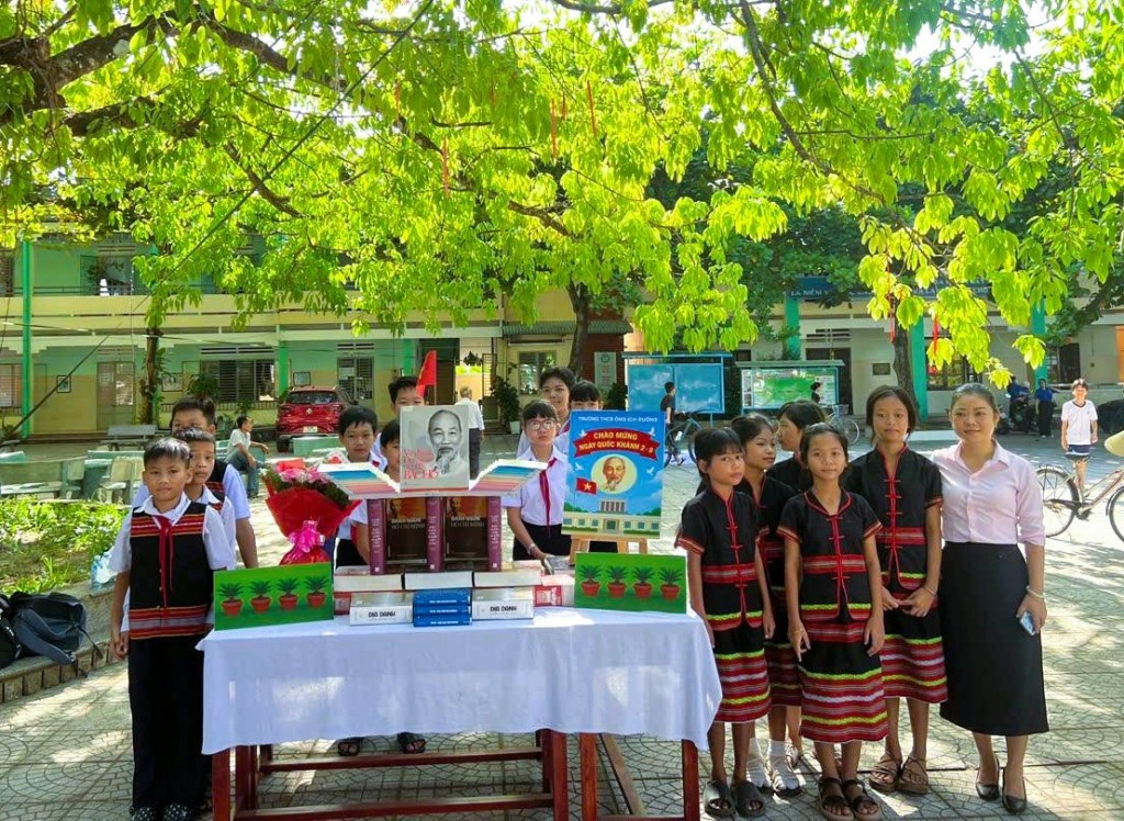 Chỉ sau hơn một tháng phát động, mô hình “Tủ sách giáo khoa dùng chung” đã nhận được sự hưởng ứng mạnh mẽ, hứa hẹn mang lại lợi ích kép về kinh tế và giáo dục cho cộng đồng.