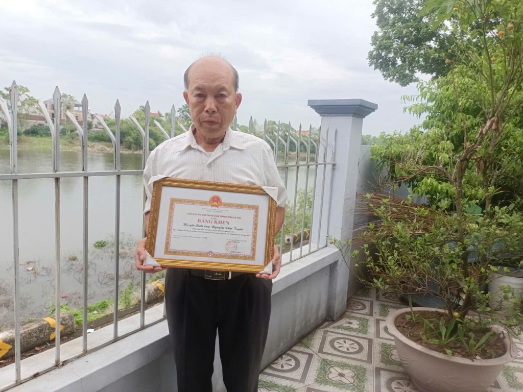 Sau khi hiến đất, gia đình ông Nguyễn Văn Tuyên đã được lãnh đạo thành phố Hà Nội tặng bằng khen