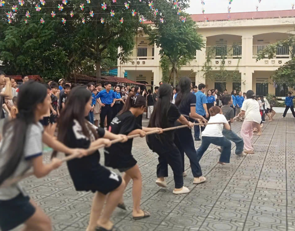 Các em thiếu nhi hăng hái tham gia kéo co